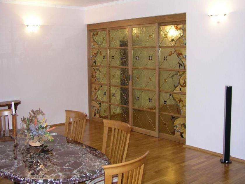 Перегородка для гостиной с цветным стеклом и декоративными вставками Алма-Ата (Алматы)