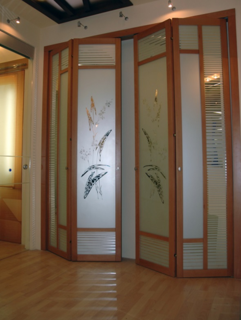 Широкие двери гармошка с матовым стеклом и рисунком Алма-Ата (Алматы)
